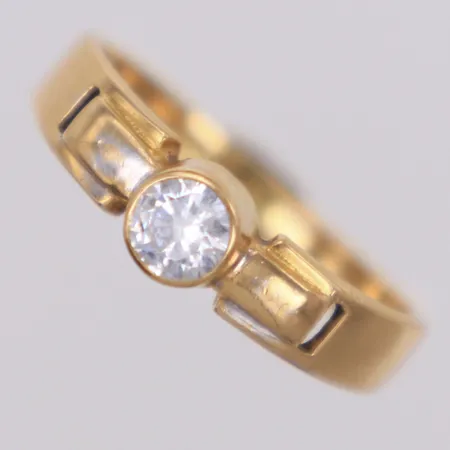 Ring med vit sten, stl 16½, bredd 4,8mm, ostämplad 18K Vikt: 2,6 g