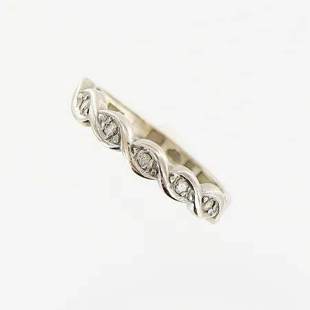Ring stl 16¾, bredd 2-3,5mm, 5 x ca 0,005ct, 8/8-slipade, vitguld, behov av rodiering, 18K  Vikt: 2,3 g