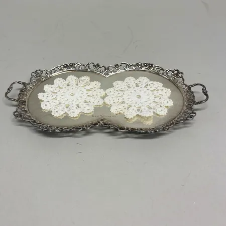 Bricka med hänklar på kulfötter, längd 21,5cm, GEWE, Malmö år 1961, lätta repor, 830/1000 silver Vikt: 161 g