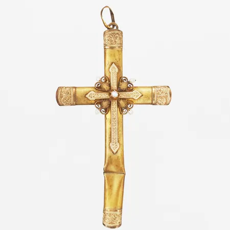 Hänge i form av ett kors med filigranarbete, samt seedpärlor, skadat/defekt, ca år 1900-1910, kattfotstämpel, övriga stämplar saknas, höjd 75mm, bredd 42mm, 18K guld  Vikt: 4,5 g