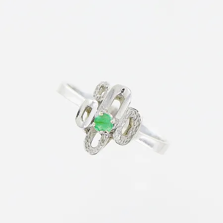 Ring stl 16, bredd 2-10mm, grön sten, nagg, vitguld, 18K Vikt: 2 g