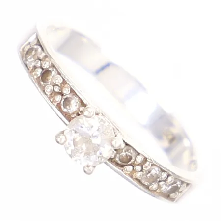 Ring med vita stenar, stl 18, bredd 2-4mm, silver 925/1000 Vikt: 2,2 g