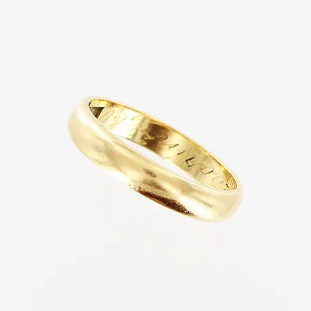 Ring, slät, stl 17, bredd 3,5mm, gravyr, 18K.  Vikt: 3,1 g