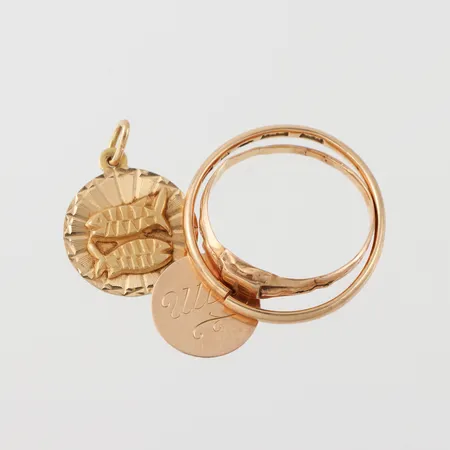 Trasigt guld med gravyrer, 18k. Vikt: 5,4 g