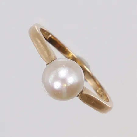 Ring med odlad pärla, stl 16, bredd 1,5-6mm, 18K  Vikt: 2,4 g