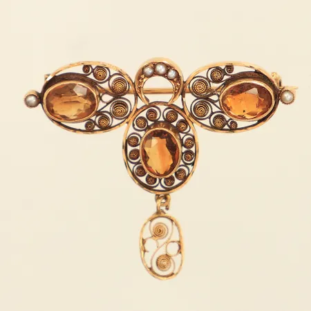 Brosch i filigranarbete med gul glasstenar samt pärlor, ca 30mm, bredd ca 10-37mm, 18K Vikt: 4,5 g