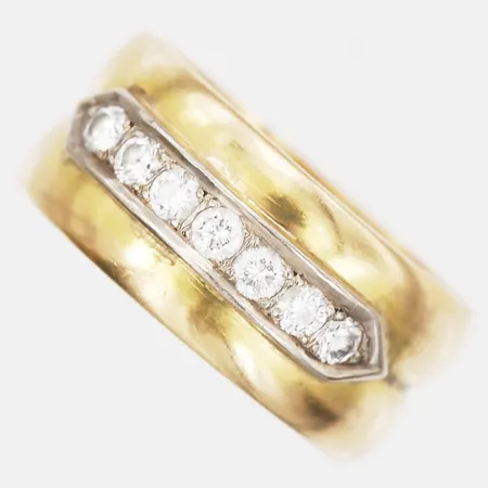 Ring med briljantslipade diamanter 7 x ca 0,04ct, gravyr, stl: 17, 18K guld Vikt: 8,1 g