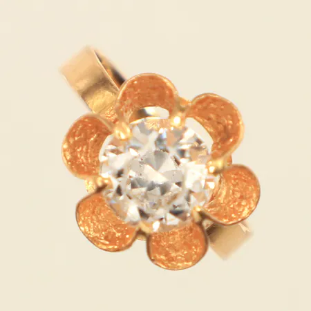Ring med vit sten, stl 18, bredd ca 4-14mm, repig, 18K Vikt: 3,5 g