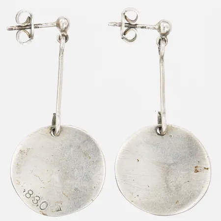 Ett par örhängen med runda plattor i silver, Ø20mm, höjd 40mm. stift, silver  Vikt: 10,4 g