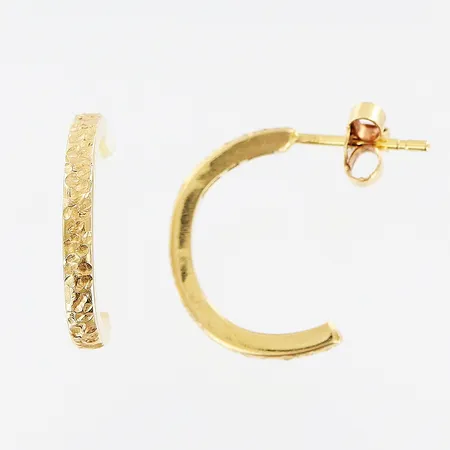 Ett par örhängen 17x2mm, gravyr, 18K Vikt: 4,1 g