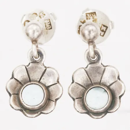Ett par örhängen med blåa stenar, höjd 1,5, bredd 1-8 mm, silver.  Vikt: 1,7 g
