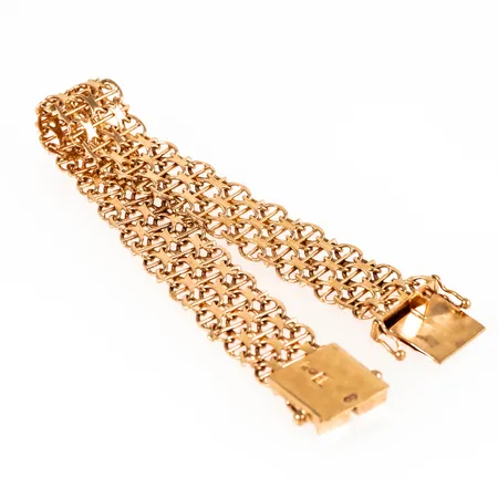 Armband, X-länk med stav i 18K guld. Det är 17,5 cm långt, är 13,5 mm brett och väger 19,2g. Fint skick. Kistlås. Stämplad R9 (1967), GK (Ge-Kå-Smycken, G Kaplan, Stockholm), 18K & kattfot. 