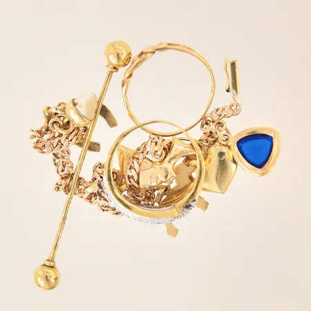 Guldsmycken, stenar saknas, med en tand, bucklor, repor, en berlock i 14K, 18K, bruttovikt: 13,9g 