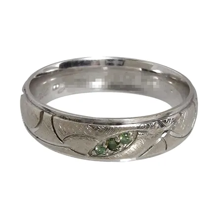 Diamantring, 9K vitguld, gröna diamanter 3 x 0,005ct, Ø17½ mm, bredd 5 mm, invändig gravyr Vikt: 3,7 g