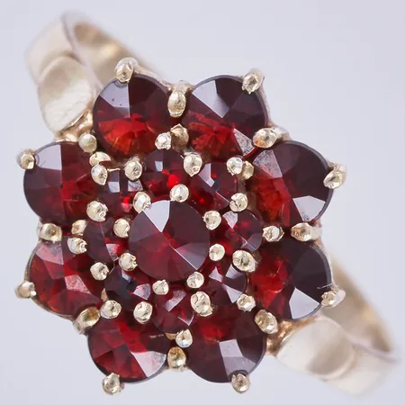Ring med granater, stl 17½, bredd 2-14mm, förgyllt, 830/1000 silver Vikt: 2,6 g
