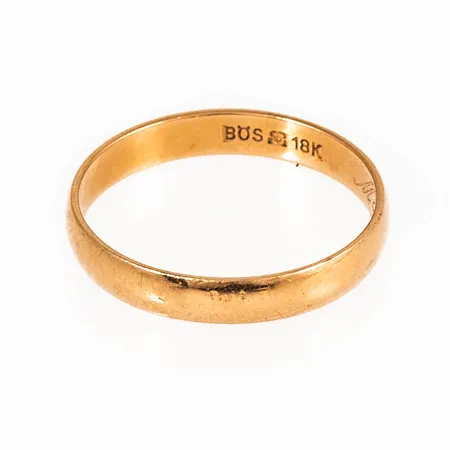 Graverad ring i 18K guld. Vikt: 2,6g.