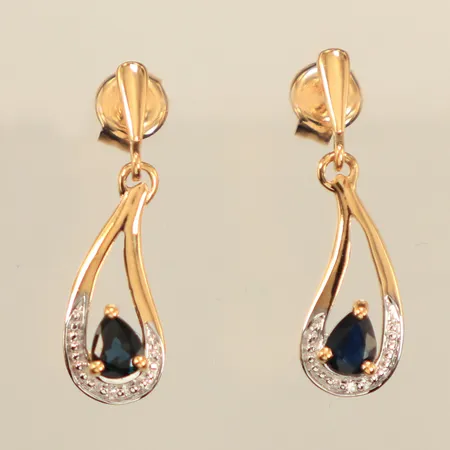 Ett par örhängen med diamanter ca 1 x 0,0025ct, ca 20mm, bredd ca 5,8mm, 18K Vikt: 1 g