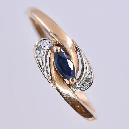 Ring med blå sten, stl 16½, bredd 1-6 mm, 18K. Vikt: 1,2 g