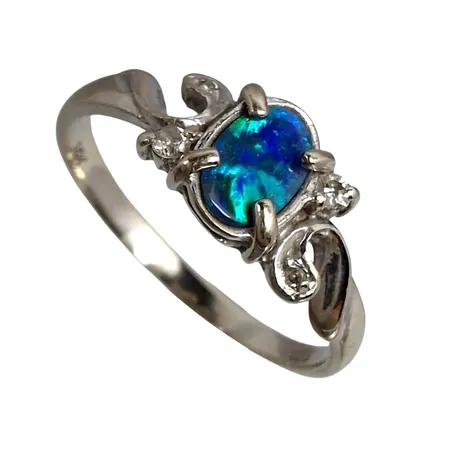 Ring, 14K vitguld, Opal triplett, 4x6 mm, Diamanter 4 x 0,001-0,01ct, Ø16½ mm, bredd 1,7 - 6,5 mm Vikt: 1,6 g