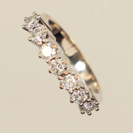 Ring, diamanter 7xca0,10ct, stl 15¾, bredd 2,5-3,9mm, vitguld, 18K Vikt: 4,1 g