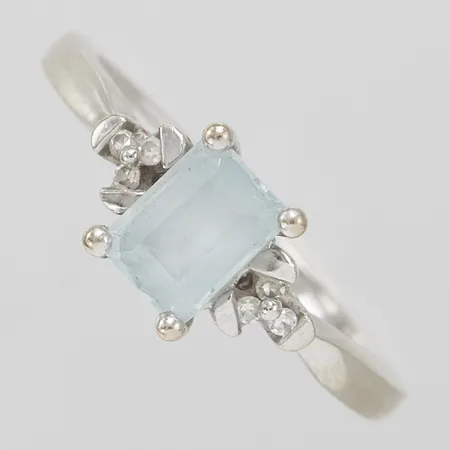 Ring, akvamarin samt diamanter 6xca0,005ct, Ø19, bredd:1,5-7mm, vitguld, GHA, 18K Vikt: 4,7 g