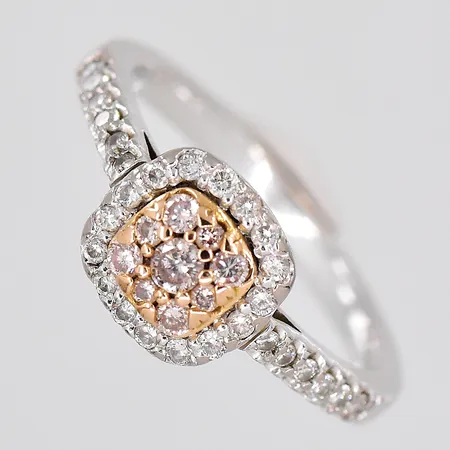 Ring vitguld, diamanter rosafärgade ca1x0,03ct, 4x0,01ct, 4x0,004ct, diamanter vita ca 28x0,005ct, stl 16, GHA, 18K Vikt: 3,6 g