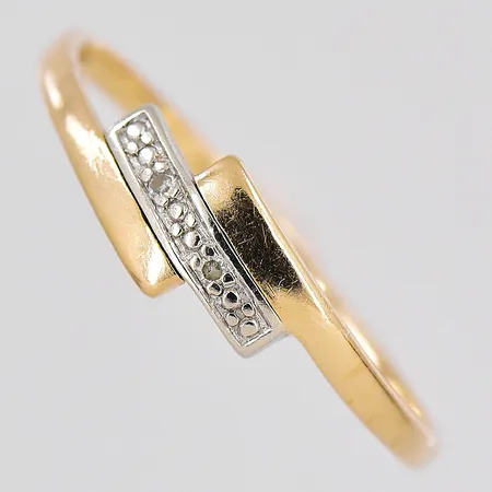 Ring, diamanter ca 2x0,005ct, stl 19, bredd ovandel 5,5mm, 18K Vikt: 1,4 g