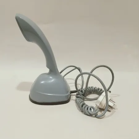 Telefon (analog), Ericofon "Kobra" tillverkad av LM Ericsson, höjd ca 21cm, blågrön slitage, trög knapp på undersida