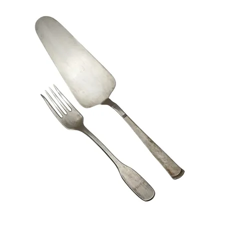 Silverbestick, 2 delar, bl.a. Tårtspade i modell Rosenholm, längd 21 cm, bruksskick, gaffel med gravyr Vikt: 75,5 g