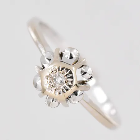 Ring vitguld, diamant ca 0,03ct, stl 18¾, sliten skena, 18K Vikt: 2,9 g