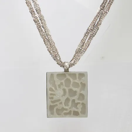 Silverkedja/hänge, tvåradig singaporekedja, hänge med kalcit 72,5x52,5mm, längd: 70,5cm, bruttovikt: 137,6g.