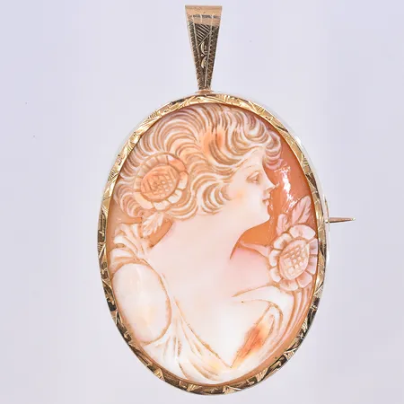 Hänge/brosch med Camé, längd 58 mm, bredd 34 mm, 18K. Vikt: 11,1 g