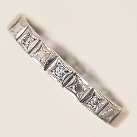 Ring med 8/8-slipade diamanter 0,03ctv enligt gravyr, stl: 17½, bredd: 2,7mm, 18K  Vikt: 2,9 g