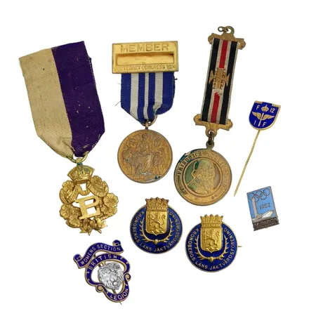 Parti med äldre småalster, bl.a. medaljer/utmärkelser (ENGLAND, TYSKLAND), BRITISH LEGION WOMENS SECTION, nålmärke F12 (idrottsförening), Sporrong, Olympiska Spelen 1952, vikt omkring 85 gram