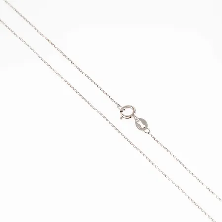 Kedja, Ankarlänk i 18K vitguld. Den är 42 cm lång, 0,6 mm bred och väger 0,8g. Stämplad GHA, 750. Springring. Tunn.