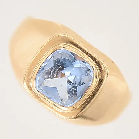 Ring med blå syntetisk spinell, stl 16¾, bredd 4-10mm, sten med nagg samt slitage, gravyr, 18K  Vikt: 2,8 g
