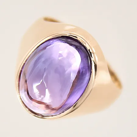 Ring med syntetisk lila safir, stl: 16¼, bredd: 3,9-15,4mm, importstämplad, 18K   Vikt: 7,6 g