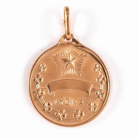 Hänge, Lyckopenningen Ø 15 mm i 18K guld. En lyckoamulett som ges till någon man håller av med en önskan om lycka och välgång i livet. Vikt: 2,1g.