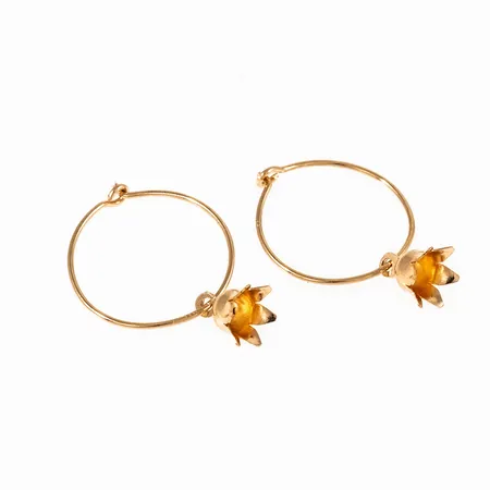 Creoler Ø 11 mm i 18K guld med berlock. De är 15 mm långa och väger 0,3g. 