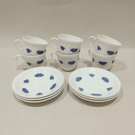 6 Kaffekoppar med fat, blå blom, höjd 7cm, Ø8cm, fat Ø13,5cm, signerad Old Gustavsberg, VDN-B555, färgbortfall, bruksslitage. 
