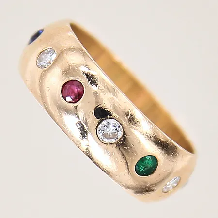 Ring med troligen syntetisk rubin, smaragd och safirer, samt diamanter 4 x ca 0,04ct, stl 18, bredd 7mm, färgstenar med slitage, 18K  Vikt: 7,6 g