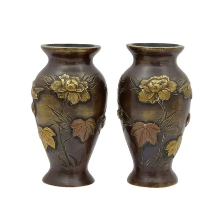 Vaser, ett par, Japan, brons, utanpåliggande dekor i form av blom/fågeldekor, omkring 1900-talets början, höjd 9 cm, fint bruksskick, lätt ytslitage, vikt tillsammans 390 gram