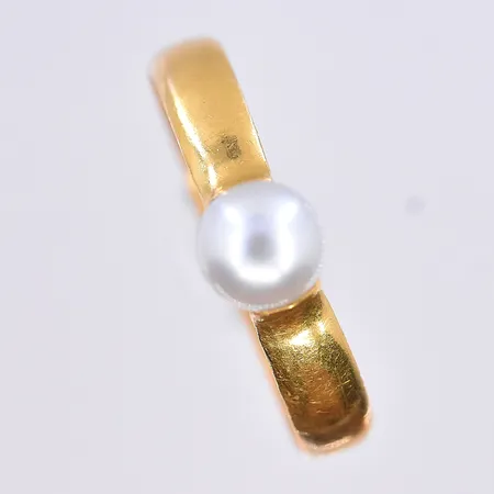 Ring med pärla, stl 19, bredd 3 mm, graverad, 23K. Vikt: 3 g