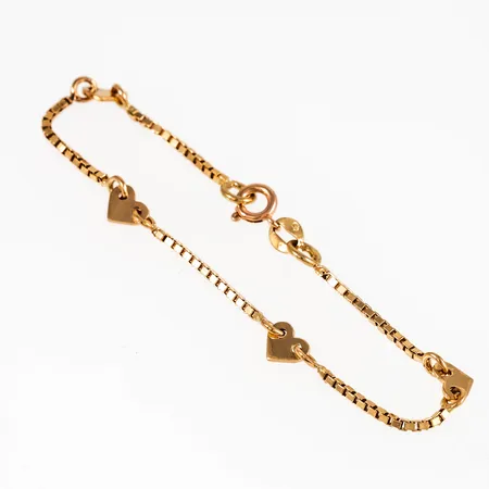 Armband i 18K guld, venezia med hjärtan. Det är 15,5 cm långt, 1,3 - 5 mm brett och väger 3,2g. Stämplad 750 & svensk importstämpel. Springring. 