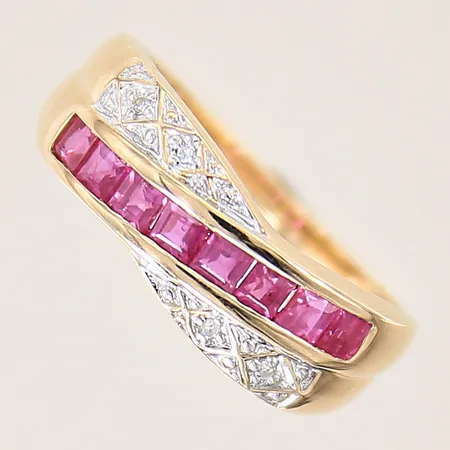 Ring med rosa safirer samt diamanter ca 4x0,005ct, stl 16, bredd 1,8-6,4mm, Indo Nordic,  18K.  Vikt: 2,8 g