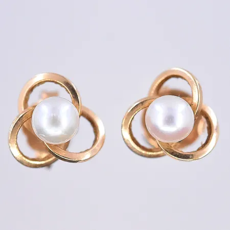 Ett par örhängen med pärlor, stl 8x8 mm, 18K. Vikt: 1,6 g