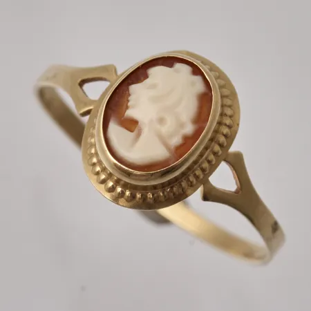 Ring i 18K guld, stl 18, bredd 1,5-10,5mm, 1st camé, mått 6x8mm, tillverkad av Guldfynd, vikt 0,95g.