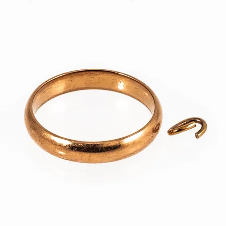 Defekt/graverat guld i 18K. Vikt: 4,1g.