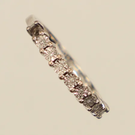 Ring, diamanter 8xca0,005ct, en sten saknas, stl 15¾, bredd 1,6mm, vitguld, 18K  Vikt: 2,1 g