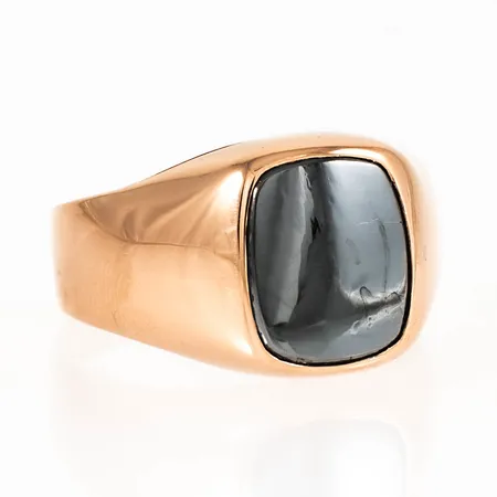 Klackring i 18K guld med en hematit. Den är i storlek 20½, är 4,1 - 13,7 mm bred och väger 6,5g. Stämplad R9, HSG, 18K & kattfot. 